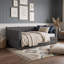 Grand lit de jour rembourré avec couchette et ports USB-1163998163