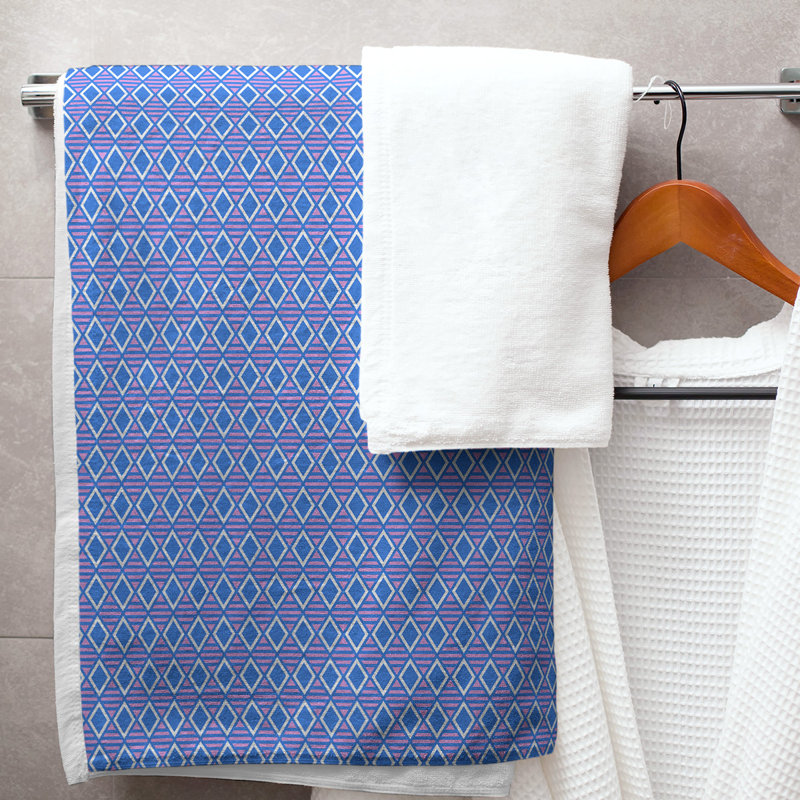 Serviette de bain à losanges géométriques, Bleu / mauve pale