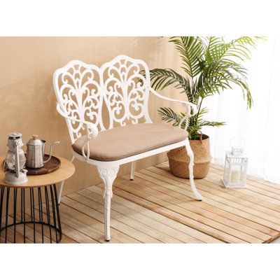 Banc de patio en métal en aluminium coulé, orné de roses florales et coussin blanc pour une utilisation ornement en aluminium de jardin rembourré, adapté, pelouse, cour