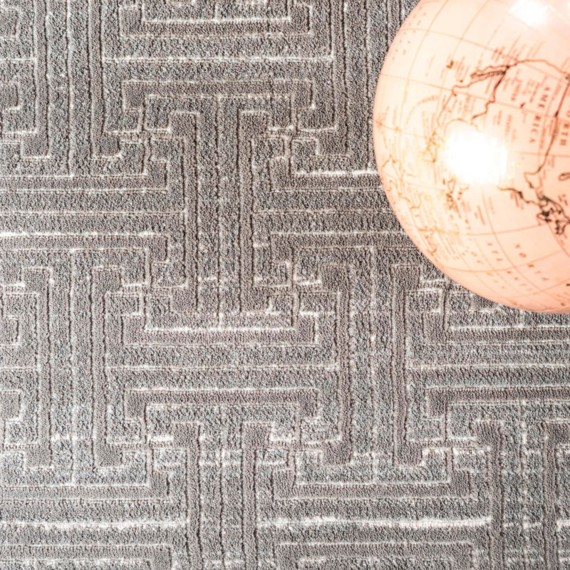 Tapis contemporain de couleur gris ivoire Aimeeleigh, Tapis de couloir 2 pi 7 po x 13 pi 11 po