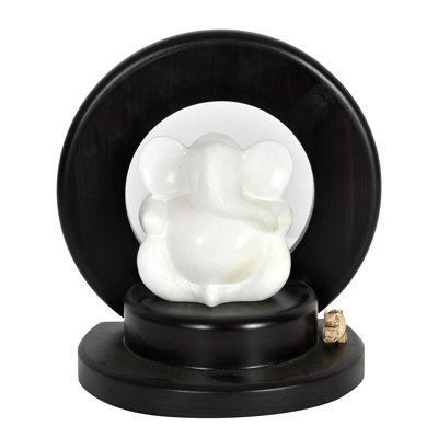 Ganesha assise sur un piédestal en bois
