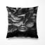 Coussin décoratif imprimé Femme à la mode - Portrait floral de femme en noir et blanc - Photo III-135799882