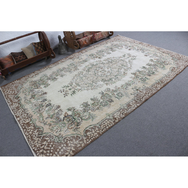 Grand tapis en laine turque beige idéal pour une chambre à coucher confortable avec des accents rétro et orientaux