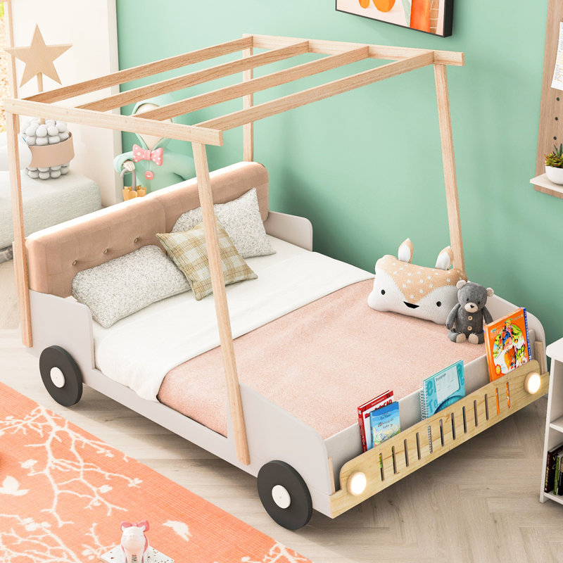 Lit en bois avec coussin de confort, flanelle et laine moelleuse en forme de voiture