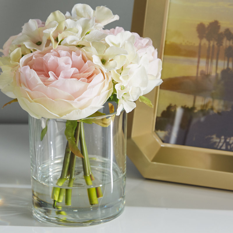 Arrangement floral rose et hortensia - Fleurs artificielles roses et crème dans un vase rond décoratif en verre transparent avec de l'eau artificielle