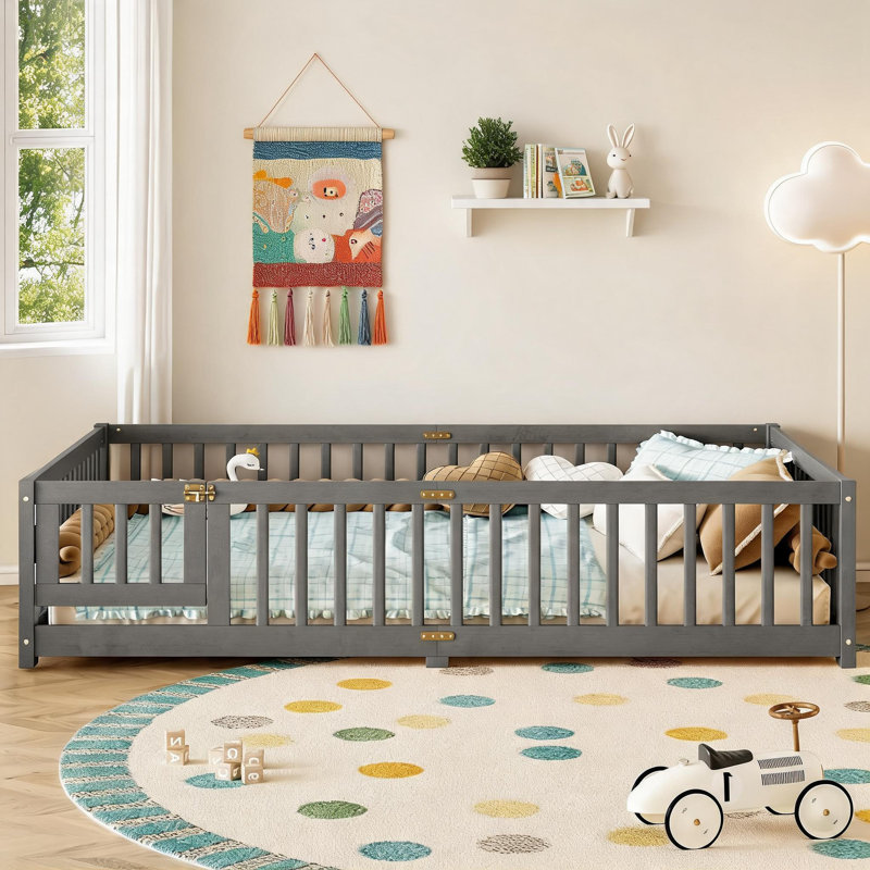 Grand lit plateforme en bois de pin pour enfants avec garde-corps de sécurité et porte d'entrée, grain de bois gris classique