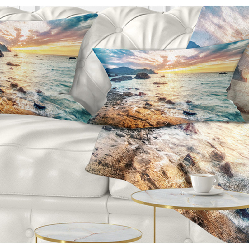 Oreiller en mer d’été avec des montagnes et des vagues, Rectangle 12" x 20"