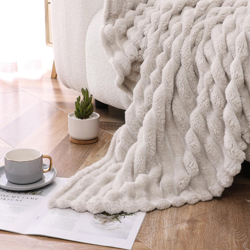 Jeté en peluche par Kate Aurora, Beige