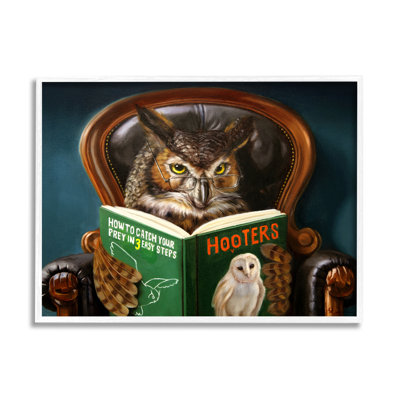 Drôle de hibou lisant une chaise en cuir, livre surdimensionné noir, estampe numérique encadrée, art texturé par Lucia Heffernan