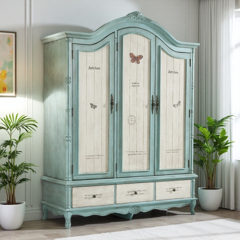 Armoire américaine à trois portes peintes