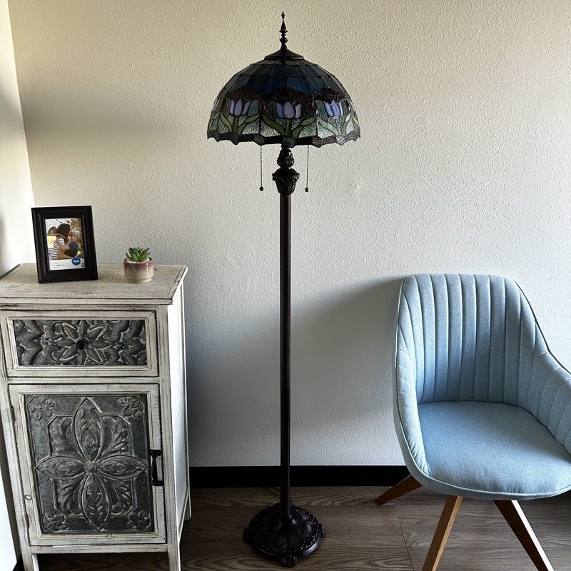 Lampe sur pied Shelba Tiffany en verre teinté mauve bleu avec ampoules DEL à base en métal l 16 po x P 16 po x H 64 po