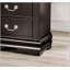 Commode à finition cerisier foncé avec tiroirs en queue d'aronde et étui anti-poussière, parfaite pour les meubles de chambre à coucher transitionnels-525987833