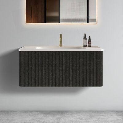 Meuble-lavabo élégant avec texture rayée et lavabo intégré pour un espace de salle de bain moderne et fonctionnel.