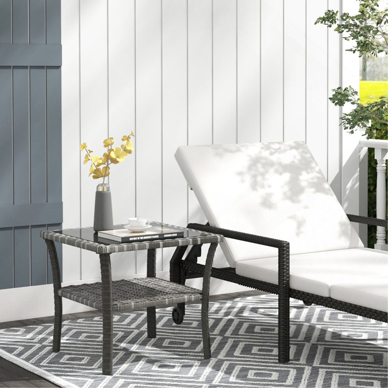 Table d'appoint en rotin, table de bout d'extérieur avec tablette de rangement, cadre carré en aluminium, table basse avec plateau en verre trempé