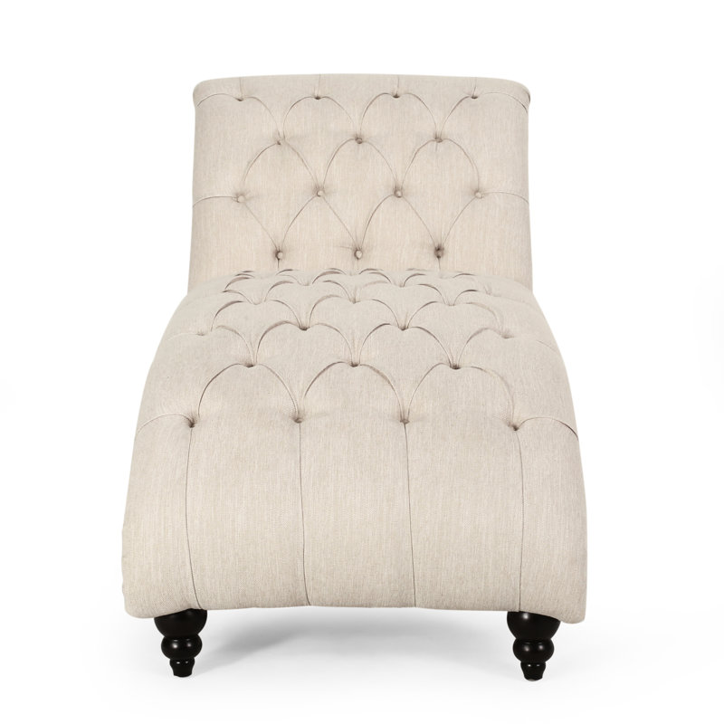 Chaise longue beige courbée avec capitonnage à boutons, piqûre en losange, pieds en bois de bouleau douillets en beige et surpiqués