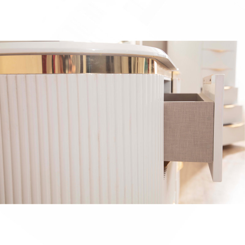 Table de chevet 2 tiroirs dorée avec détails en bois blanc