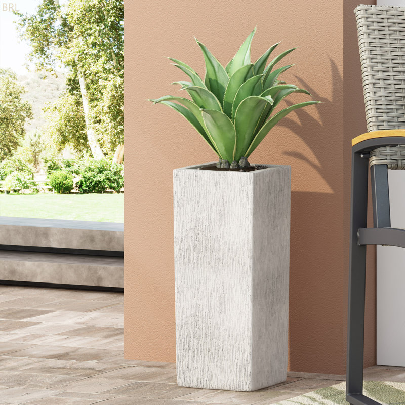 Grande jardinière carrée en forme d'urne avec surface texturée pour un décor extérieur élégant, H 20 po x l 8 po x P 8 po