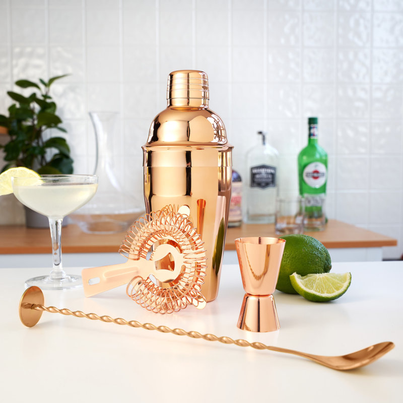 L'ensemble de bar véritable en acier inoxydable comprend un shaker, une cuillère, un jigger, une crépine Hawthorne et une boisson