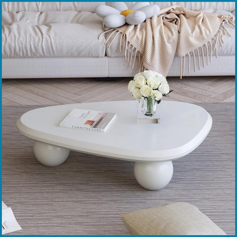 Table basse peu encombrante d'aspect bois avec plateau triangulaire - Assemblage facile et rapide pour les petits salons