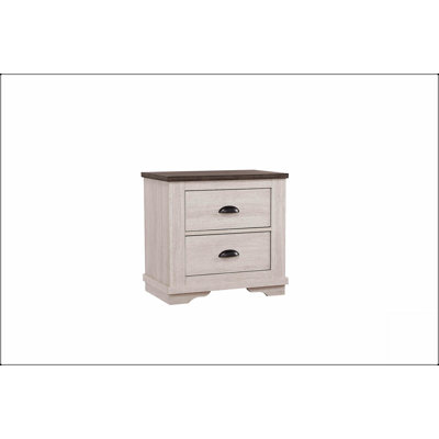 Table de chevet contemporaine à deux tiroirs avec finition craie rustique, parfaite pour les chambres à coucher modernes et transitionnelles.