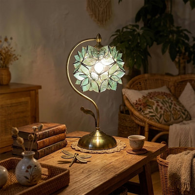 Lampe de table Tiffany de 43 cm de hauteur, en verre coloré à motifs floraux, avec abat-jour artisanal en forme de pétales de fleurs vertes et base en métal plaqué. Lampe de chevet vintage idéale pour la chambre, le salon et le bureau.