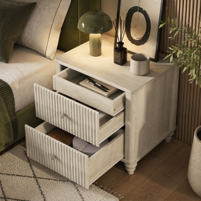 (ETA : 6.15-CA : 60) Table de chevet cannelée, table d'appoint de 55 cm de large avec 3 tiroirs, table de chevet en bois de style moderne du milieu du siècle avec poignée en métal, table de chevet en bois pour chambre, salon, garde-robe, beige