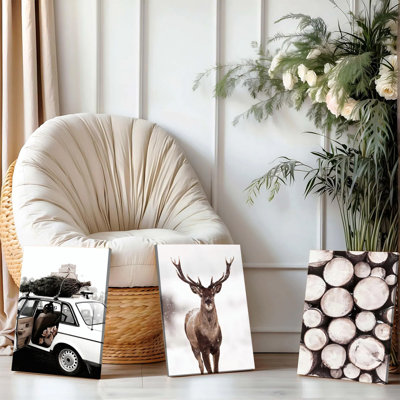 Ensemble de 3 affiches décoratives encadrées de Noël sur toile : voiture vintage avec sapin et cadeaux, cerf majestueux dans la neige, bûches empilées – Décoration murale rustique hivernale pour le salon et la maison.