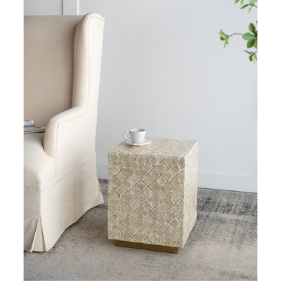 Tabouret carré en crème, 14 x 14 x 18 po, base en laiton, motif, décoration intérieure élégante