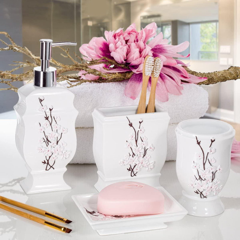 L'ensemble d'accessoires de salle de bain 4 pièces Vanda comprend: distributeur de savon, porte-brosse à dents, gobelet et porte-savon