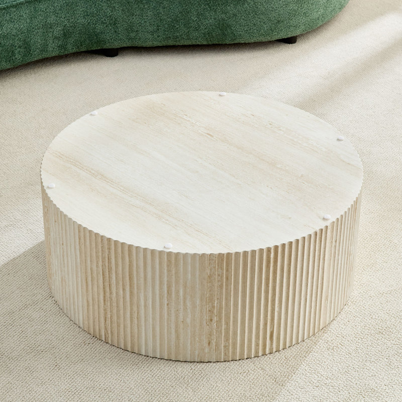 Table basse en faux travertin avec motif en relief accrocheur