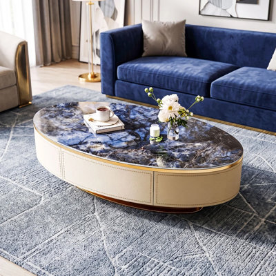 Table basse ovale en faux marbre onyx bleu avec tiroir de rangement, base luxueuse revêtue de similicuir et finitions en métal doré, table basse en pierre frittée brillante pour salon moderne
