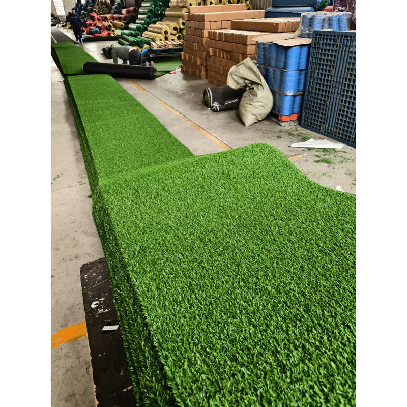Tapis de gazon synthétique 6 pi x 10 pi avec envers en caoutchouc pour la cour et le décor de la pelouse - Trous de drainage, utilisation durable, peu d'entretien, sensation douce de jardin en polypropylène sur le balcon