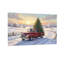 Camion rouge de Noël transportant un arbre de Noël dans un champ enneigé-623108008