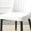 Ensemble de table et de chaises. Ensemble de salle à manger en verre trempé transparent de luxe subtil - 71 po x 35,4 po avec chaises en polyuréthane blanc. Pieds de table en panneau de fibres à densité moyenne en forme de V. Apportez une expérience-1972516413