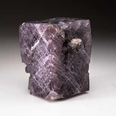Cristal fluorescent mauve du quartier de Caravia-Berbes, Asturias, Espagne