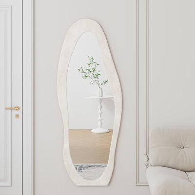 Miroir pleine grandeur 63 po x 24 po à suspendre au mur, cadre en métal enveloppé de flanelle, forme irrégulière unique, verre brisé, pour la chambre à coucher, le couloir et le corps du magasin de vêtements, style ondulé, incassable