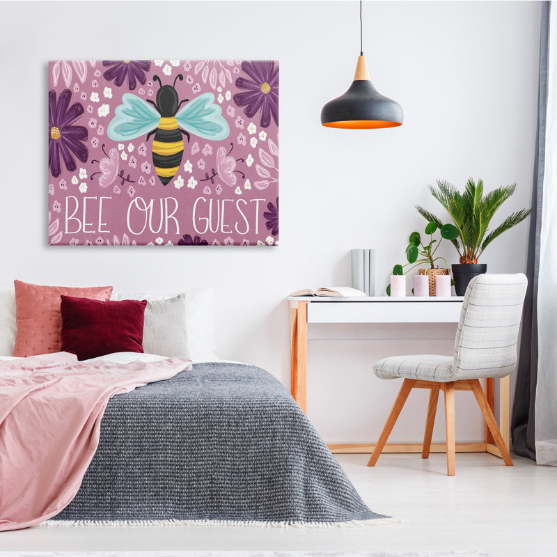 «Bee Our Welcome Welcome», fleurs de chalet mauves par Emily Cromwell, Toile tendue, H 36 po x l 48 po