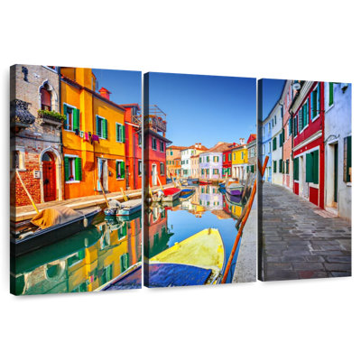 Bateaux Mehar et maisons à Burano