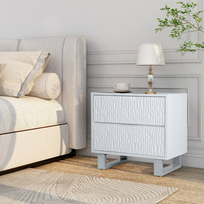 Table de chevet avec 2 tiroirs Babb au fini blanc rustique et argent