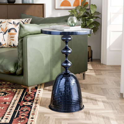 Table d'appoint en métal Cheryll avec plateau en marbre et base martelée