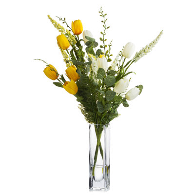 Arrangements floraux en mélange de tulipes en soie et centres de table dans un vase en verre