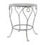 Table d'appoint ronde en fer de style campagne française (66 x 66 x 76 cm), fini argent vieilli, pieds torsadés et tablette inférieure pour petits objets. Pieds en forme de cœur. Parfait pour la décoration de terrasse.