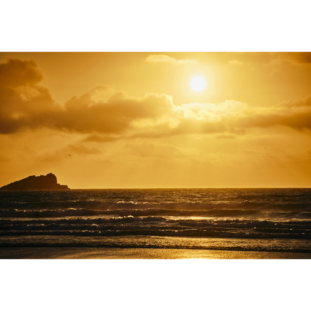 Herbstsonnenuntergang über dem Fistral Beach, Newquay, Cornwall. von Creacart - Druck auf Leinwand ohne Rahmen