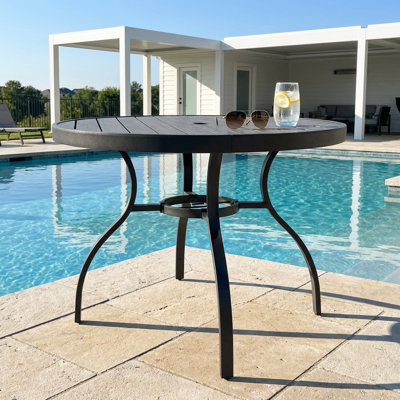Table de patio ronde à lattes en faux bois avec trou pour parasol, plateau en grain de bois réaliste et pieds en fer
