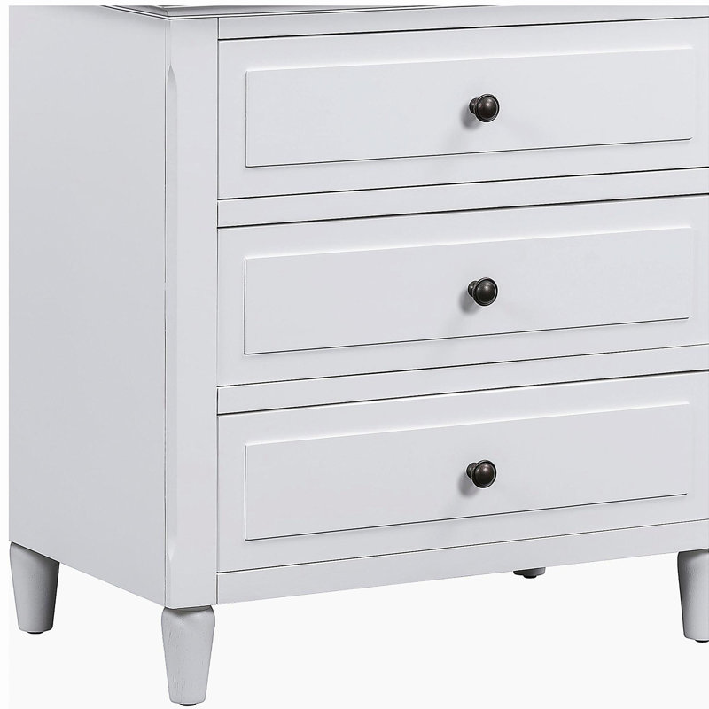 Adoptez une organisation sophistiquée avec une armoire de chevet dotée de trois tiroirs robustes, offrant suffisamment d'espace pour ranger des objets personnels et simplifier votre routine quotidienne.