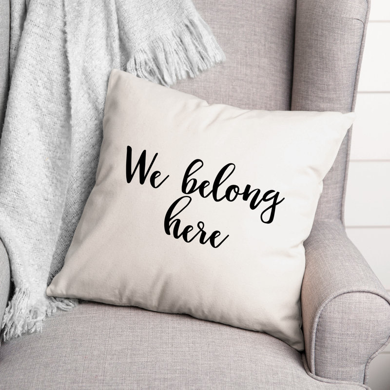 Coussin décoratif noir et blanc "We Belong Here"