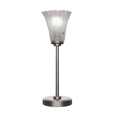 Lampe d'appoint Lannah présentée en finition graphite avec verre en cristal cannelé de 5,5 po
