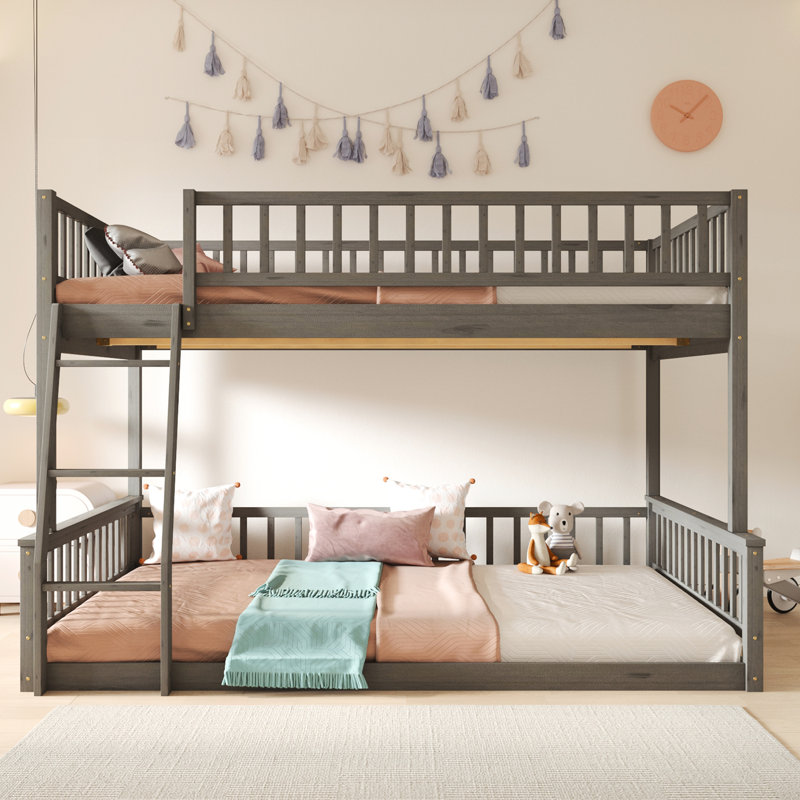 Lit double superposé au-dessus d'un grand lit double gris - Supporte les matelas sans glissières avec barrières de sécurité pour éviter les accidents pendant le sommeil