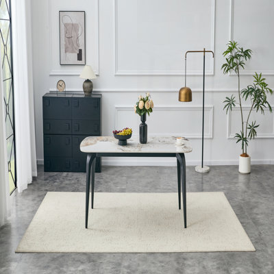 Table de salle à manger rectangulaire moderne, plateau en pierre frittée de qualité supérieure avec base en métal robuste, table de cuisine et de salle à manger résistante à la chaleur et aux rayures