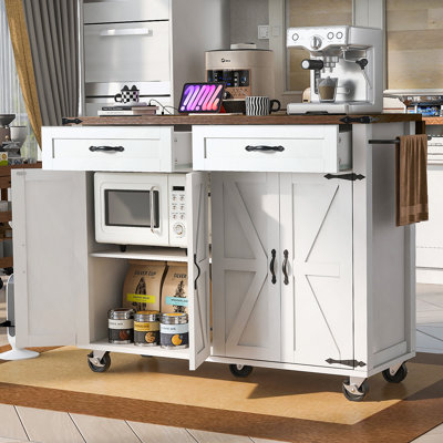 Îlot de cuisine à roulettes de style campagnard avec abattant, prises de courant intégrées, étagères réglables, étagère à épices et roulettes verrouillables pour un rangement et un espace de travail flexibles.